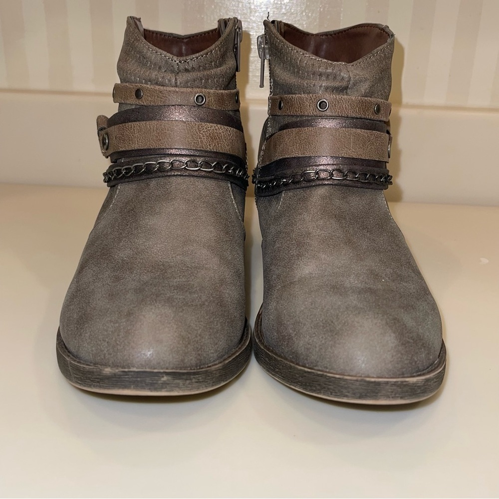 Kohl’s Redbud Strappy Ankle Boots In Stone - Picture 9 of 15
